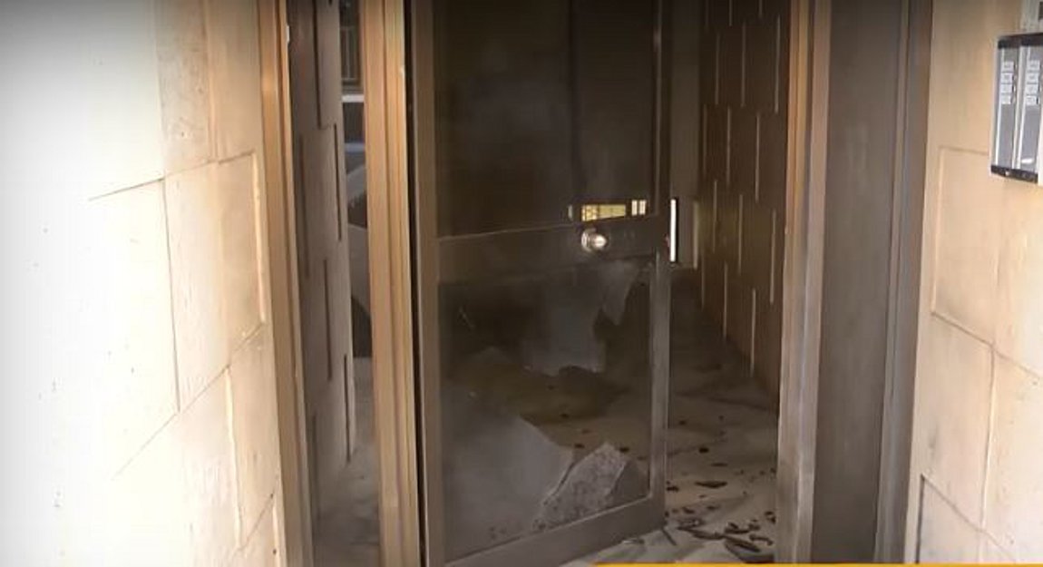 Εκρηκτικός μηχανισμός σε είσοδο πολυκατοικίας στο Παγκράτι – Προκλήθηκαν υλικές ζημιές – BINTEO