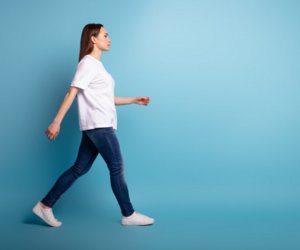 Η απλή αλλαγή στο περπάτημα που μπορεί να αυξήσει τον μεταβολισμό και την καύση θερμίδων