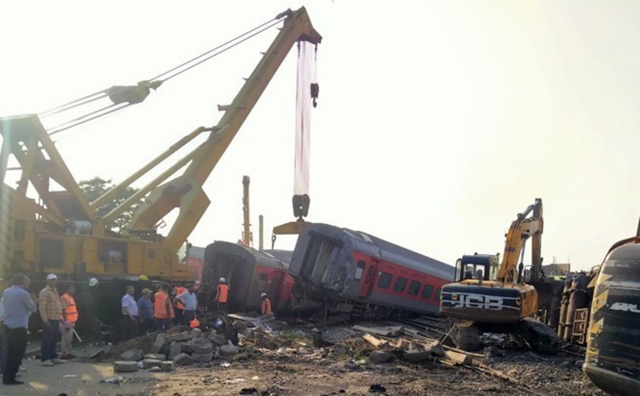 Ινδία: 15 οι νεκροί από τη σύγκρουση επιβατικού τρένου με εμπορική αμαξοστοιχία 