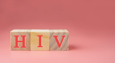 HIV: Τα συμπτώματα και πότε εμφανίζονται – Μετά από πόσο καιρό πρέπει να κάνω εξέταση HIV