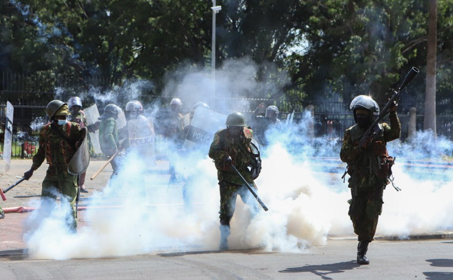 Κένυα: Ο πρόεδρος Ρούτο αποσύρει το αμφιλεγόμενο φορολογικό νομοσχέδιο μετά τις αιματηρές διαδηλώσεις