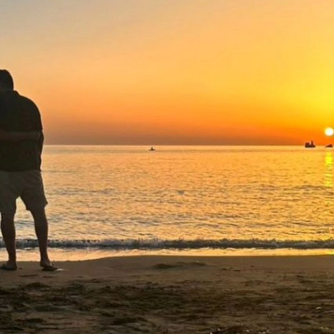 Χριστίνα Βραχάλη: Ρομαντική απόδραση στην Κίμωλο – Αγκαλιά με τον σύντροφό της στο ηλιοβασίλεμα
