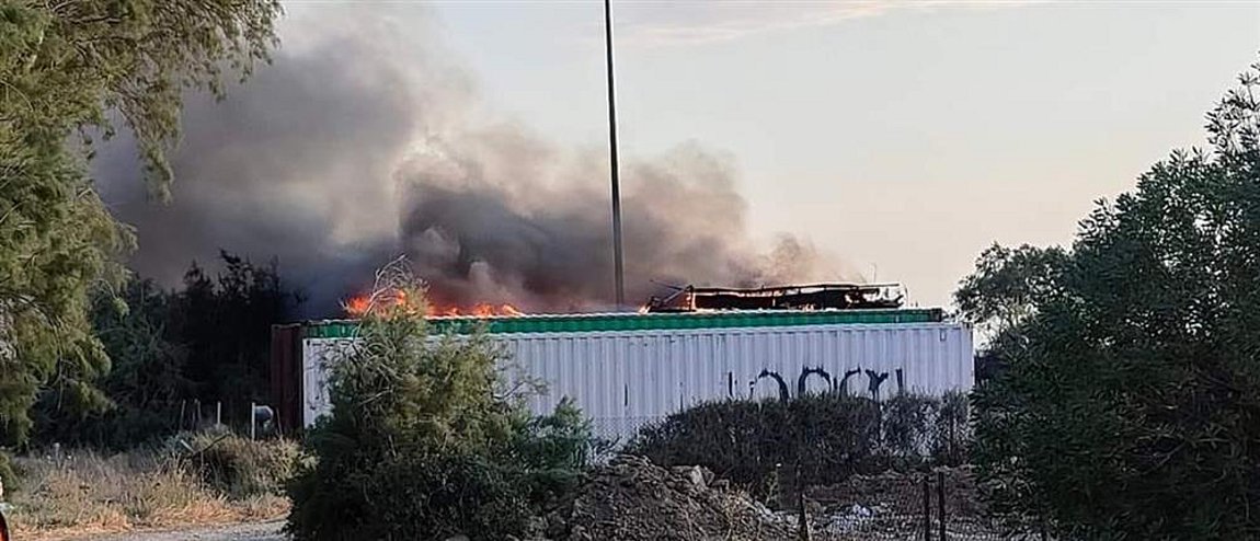 Λαγονήσι: Φωτιά σε αποθήκη