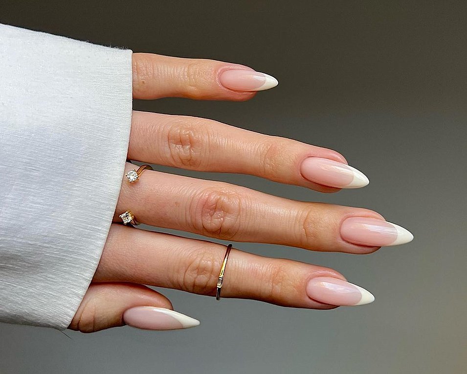 Vanilla Chrome Nails: Το μανικιούρ που βλέπουμε παντού το καλοκαίρι