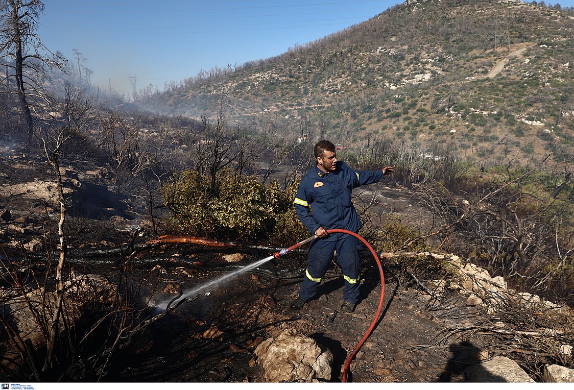 Υπό μερικό έλεγχο η πυρκαγιά στην περιοχή Λάκκα Κάτσαρη στον Ασπρόπυργο