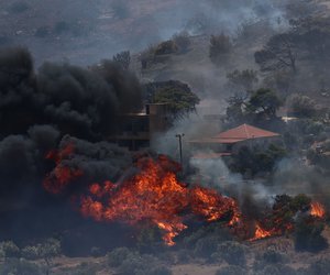 Φωτιά στην Κερατέα: Καταστροφές σε σπίτια - Εκκενώθηκαν 6 οικισμοί