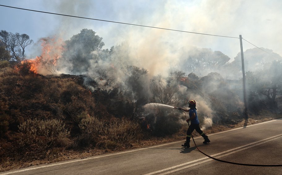 Οι κυκλοφοριακές ρυθμίσεις στη Κερατέα λόγω πυρκαγιάς
