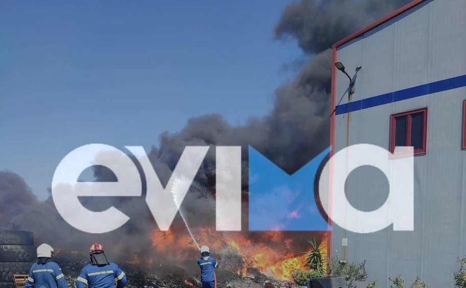 Ριτσώνα: Καίγονται εύφλεκτα υλικά από εργοστάσιο ανακύκλωσης