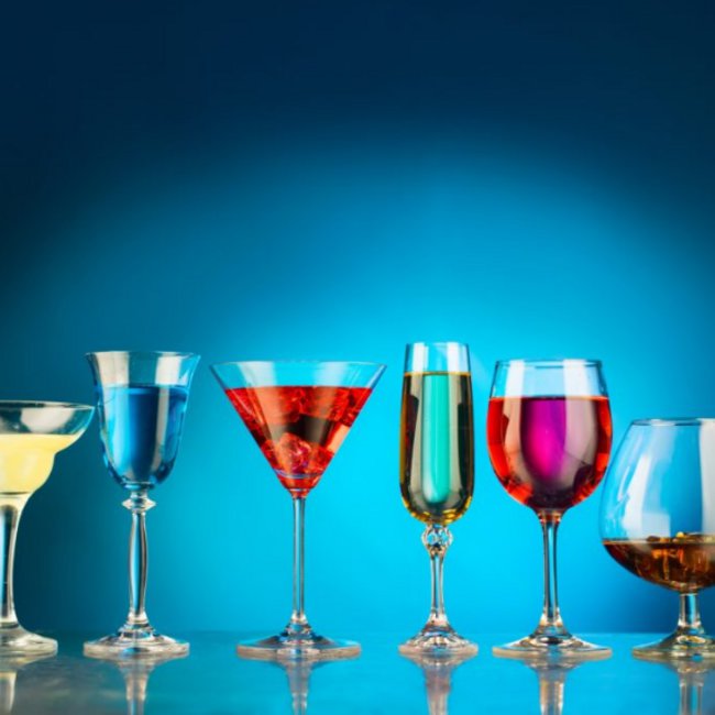 Τα 7 αλκοολούχα ποτά με τις χαμηλότερες θερμίδες για να πιείτε φέτος το καλοκαίρι