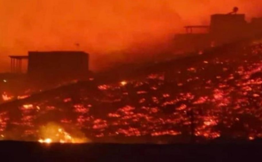 Σέριφος: Υπό μερικό έλεγχο η φωτιά - Κάηκαν σπίτια και εκκλησίες - ΒΙΝΤΕΟ 