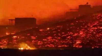 Φωτιά στη Σέριφο: Ανεξέλεγκτο το πύρινο μέτωπο - Κάηκαν σπίτια και εκκλησίες - ΒΙΝΤΕΟ 
