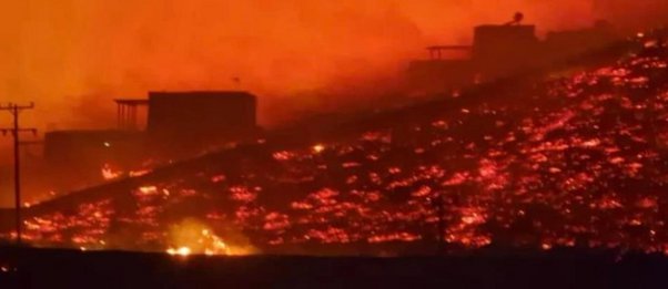 Φωτιά στη Σέριφο: Ανεξέλεγκτο το πύρινο μέτωπο - Κάηκαν σπίτια και εκκλησίες - ΒΙΝΤΕΟ 