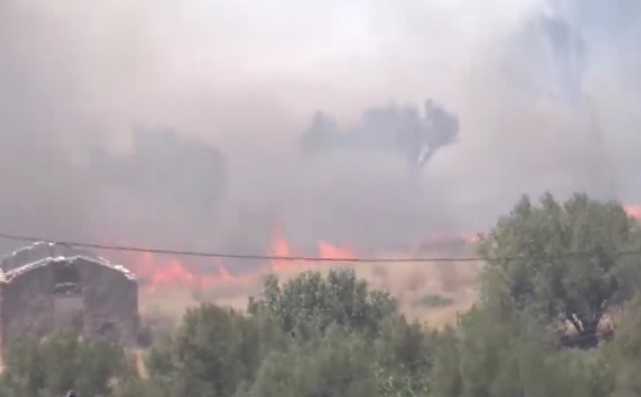 Φωτιά στην Κερατέα: Σπίτια παραδόθηκαν στις φλόγες - Νέα μηνύματα από το 112 