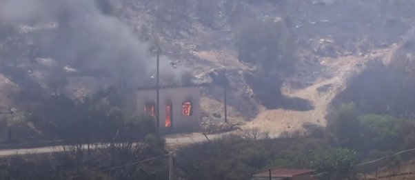 Φωτιά στην Κερατέα: Σπίτια παραδόθηκαν στις φλόγες - Νέα μηνύματα από το 112 
