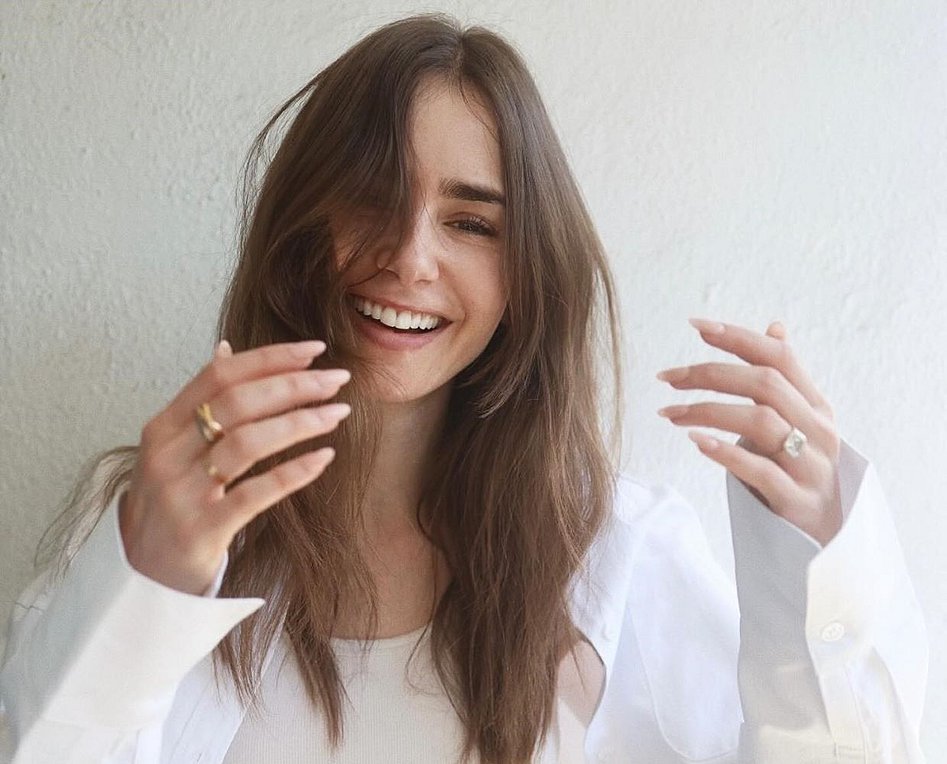 Lily Collins: Ποια εμβληματική σταρ θυμίζει με τη νέα της κουπ