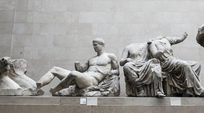 Πρώην επικεφαλής Βρετανικού Μουσείου: «Να μοιραστούν τα Γλυπτά του Παρθενώνα με την Ελλάδα»