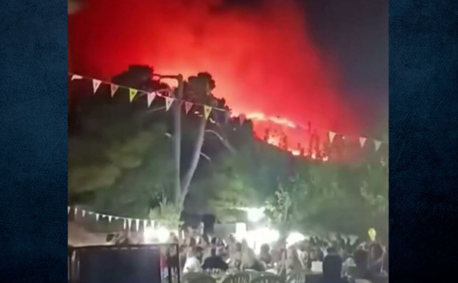 Ζάκυνθος: Διασκέδαζαν σε πανηγύρι ενώ η φωτιά έκαιγε πίσω τους - ΒΙΝΤΕΟ
