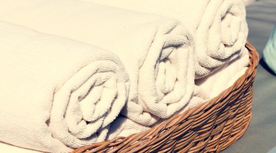 Πώς να κάνετε τις πετσέτες σας ξανά απαλές και αφράτες, σαν καινούριες