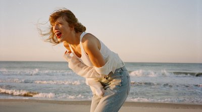 Η Taylor Swift και ο Travis Kelce αλλάζουν τους κανόνες στο στιλ παραλίας
