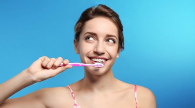 Δόντια: Οι 3 κοινές συνήθειες που τα κιτρινίζουν, σύμφωνα με οδοντίατρο – Τι πρέπει να προσέχετε