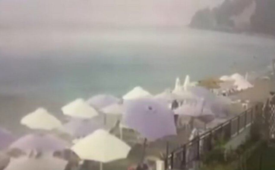 Χαλκιδική: Κεραυνός χτυπάει την παραλία της Φούρκας - ΒΙΝΤΕΟ
