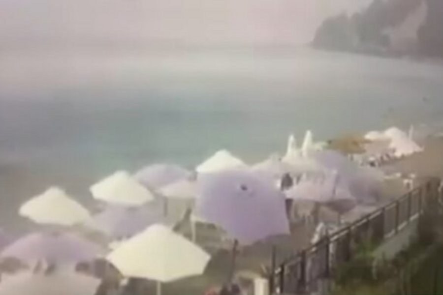 Χαλκιδική: Κεραυνός χτυπάει την παραλία της Φούρκας - ΒΙΝΤΕΟ

