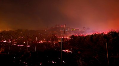 Μάχη με τις φλόγες στην Κω, εκκενώθηκαν σπίτια και ξενοδοχεία - Δύσκολη νύχτα και στη Χίο - Βίντεο