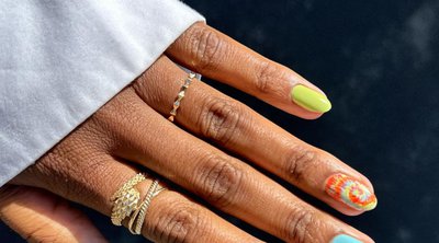 Tie-Dye Mani: Το πιο χαρούμενο hippie trend στα νύχια σας