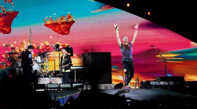 Coldplay: Το βίντεο κλιπ του «Feels Like I’m Falling in Love» από τη σκηνή του Ηρωδείου