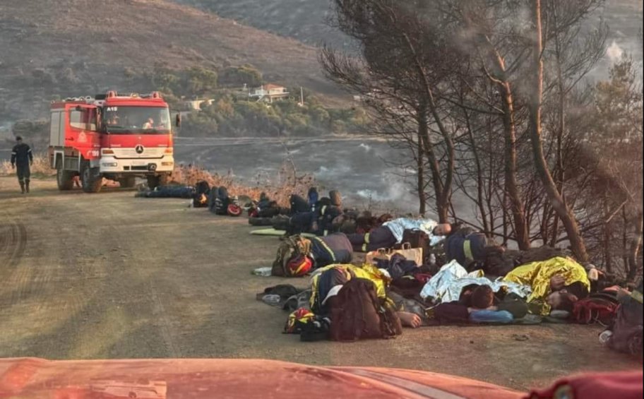 Φωτιά στην Κερατέα: Συγκλονίζει η φωτογραφία με τους πυροσβέστες να ξαπλώνουν στο χώμα για να ξεκουραστούν 