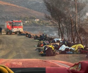 Φωτιά στην Κερατέα: Συγκλονίζει η φωτογραφία με τους πυροσβέστες να ξαπλώνουν στο χώμα για να ξεκουραστούν 
