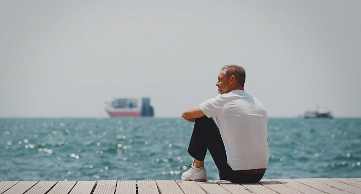 Ο Άγγελος Χαριστέας γράφει γράμμα στον νεότερο εαυτό του και καθηλώνει – ΒΙΝΤΕΟ