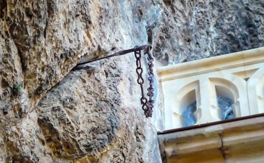 Έκλεψαν το γαλλικό «Εξκάλιμπερ» - Ηταν για 1.300 χρόνια καρφωμένο σε βράχο - ΒΙΝΤΕΟ