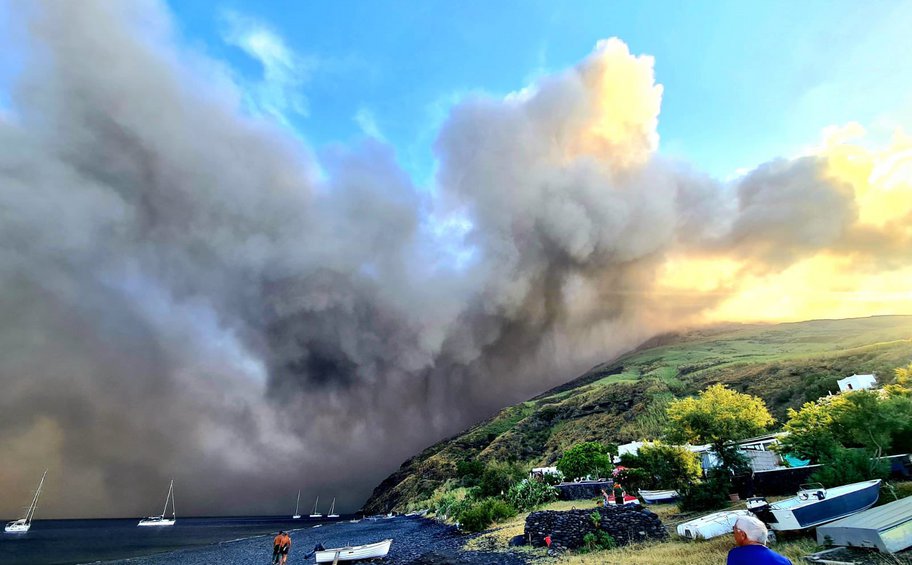 Ιταλία: Αυξάνεται η ένταση της έκρηξης του ηφαιστείου στο μικρό νησί Στρόμπολι, κοντά στη Σικελία
