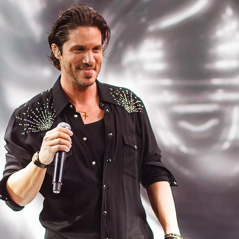 Νίκος Οικονομόπουλος: Αναβάλλεται η σημερινή συναυλία του στο Κατράκειο