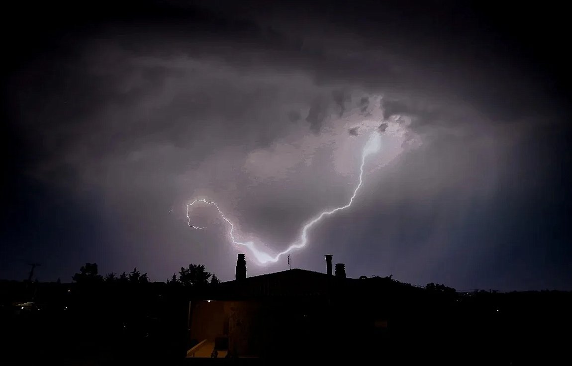 Κακοκαιρία: «Άστραψε και βρόντηξε» στην Αττική – Έπεφτε ένας κεραυνός ανά δύο δευτερόλεπτα