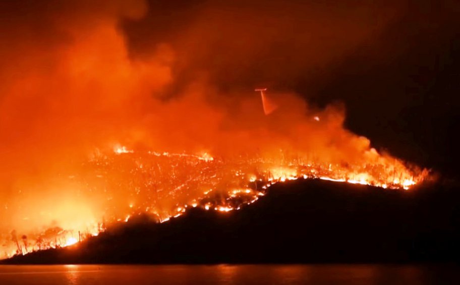 ΗΠΑ: Μαίνεται δασική πυρκαγιά στη βόρεια Καλιφόρνια - Χιλιάδες κάτοικοι εγκαταλείπουν τις εστίες τους