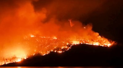 ΗΠΑ: Μαίνεται δασική πυρκαγιά στη βόρεια Καλιφόρνια - Χιλιάδες κάτοικοι εγκαταλείπουν τις εστίες τους