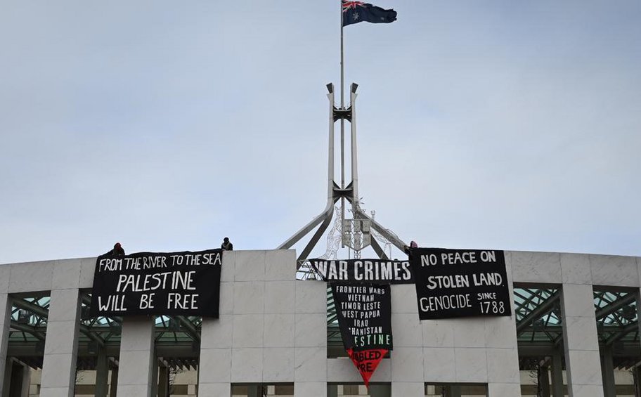 Αυστραλία: Διαδηλωτές κρέμασαν πανό υπέρ της Παλαιστίνης στην οροφή του κοινοβουλίου