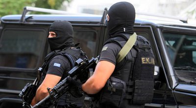Αττική: Επτά συλλήψεις της αντιτρομοκρατικής για εμπρησμούς σε κατάστημα, ξενοδοχείο και συναγωγή 
