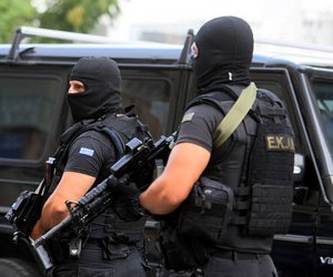 Αττική: Επτά συλλήψεις της αντιτρομοκρατικής για εμπρησμούς σε κατάστημα, ξενοδοχείο και συναγωγή 