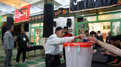 Ιράν: Ο β' γύρος των προεδρικών εκλογών φέρνει αντιμέτωπους έναν μεταρρυθμιστή με έναν υπερσυντηρητικό