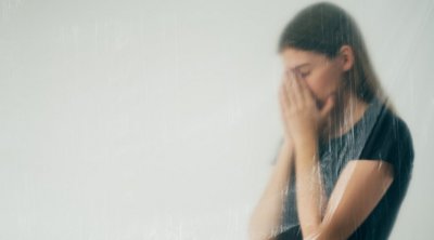 Μπορείτε να «κολλήσετε» το άγχος και την κατάθλιψη, όπως «κολλάτε» τη γρίπη; Πώς θα προστατευθείτε
