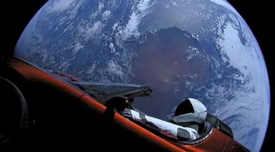 Αυτό είναι το ακριβές έτος που το Tesla που εκτόξευσε ο Elon Musk στο διάστημα θα έρθει πιο κοντά στη Γη
