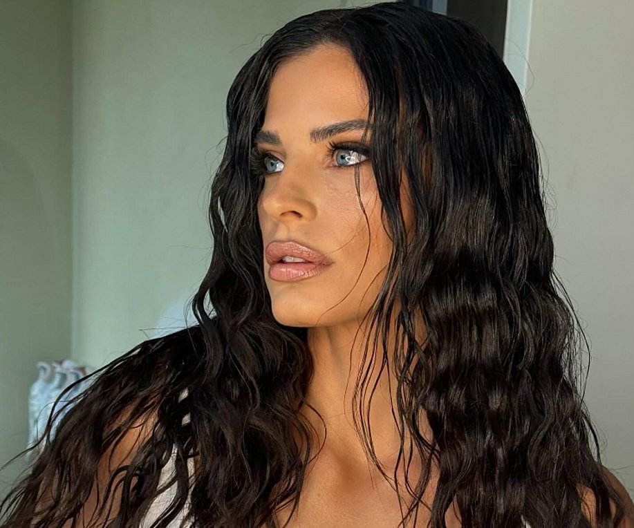 Εντυπωσιακή με πράσινο μπικίνι η Χριστίνα Μπόμπα