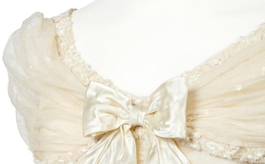 Πωλήθηκε σε δημοπρασία το φόρεμα παρανύμφου στο γάμο της βασίλισσας Ελισάβετ