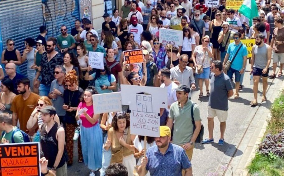 «Φτάνει! Ας βάλουμε όρια στον τουρισμό» - Διαδήλωση κατά του υπερτουρισμού στη Βαρκελώνη