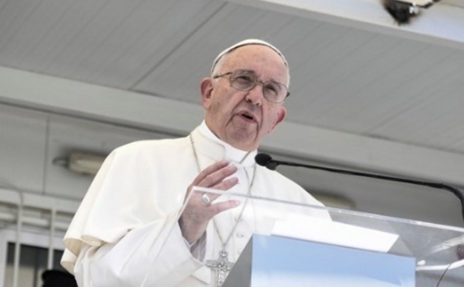 Ο Πάπας στηλιτεύει τους λαϊκιστές, προειδοποιεί ότι η δημοκρατία έχει κλονιστεί