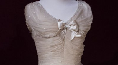 Tο φόρεμα παρανύμφου στον γάμο της βασίλισσας Ελισάβετ πωλήθηκε σε δημοπρασία
