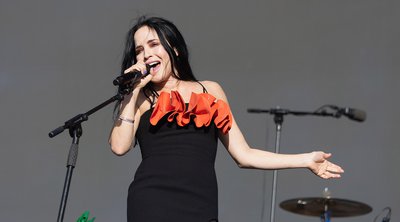 Andrea Corr: Η 50χρονη τραγουδίστρια των Corrs αψηφά την ηλικία της – Στη σκηνή με μικροσκοπικό μαύρο φόρεμα
